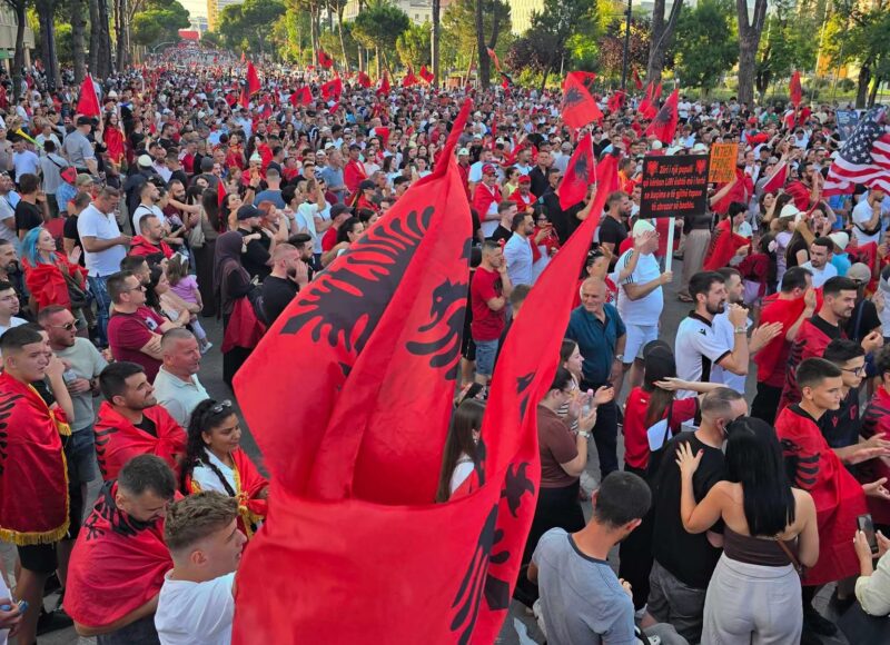 Majtizmi” i protestës dhe “ekonomia politike” e Shqipërisë.- Nga Armand Dedej