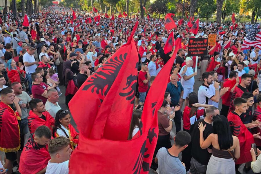 Majtizmi” i protestës dhe “ekonomia politike” e Shqipërisë.- Nga Armand Dedej